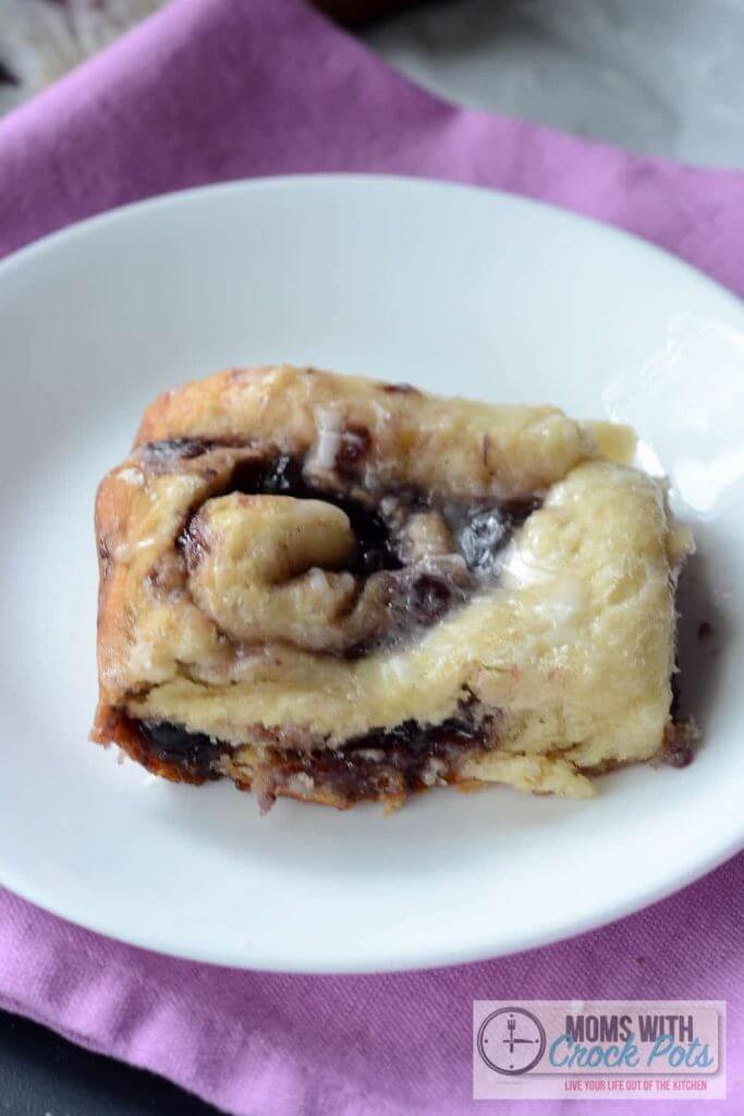 Crockpot Blueberry Cinnamon Rolls from Moms With Crackpots