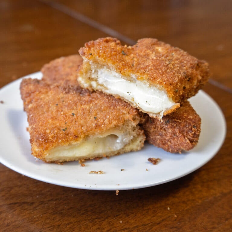 Mozzarella en Carrozza – Italian Fried Mozzarella Sandwiches